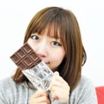 チョコレートを食べるとニキビができるのは嘘？！